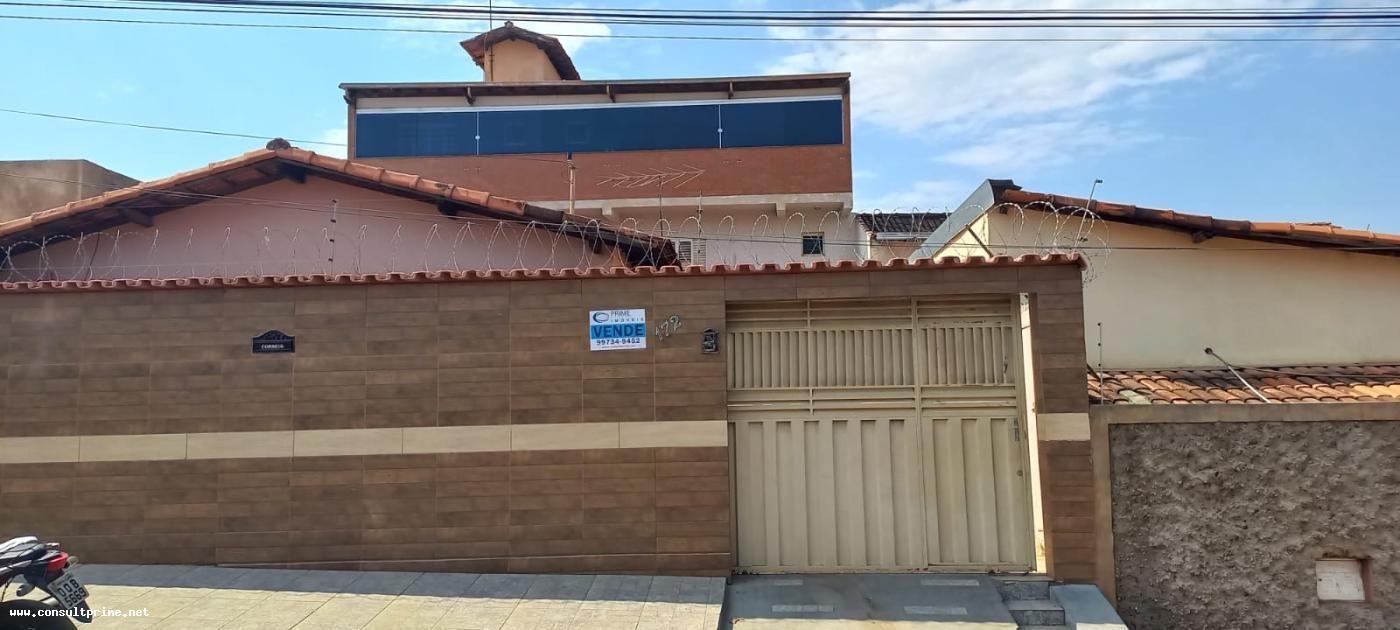 Casa à venda com 6 quartos, 240m² - Foto 1